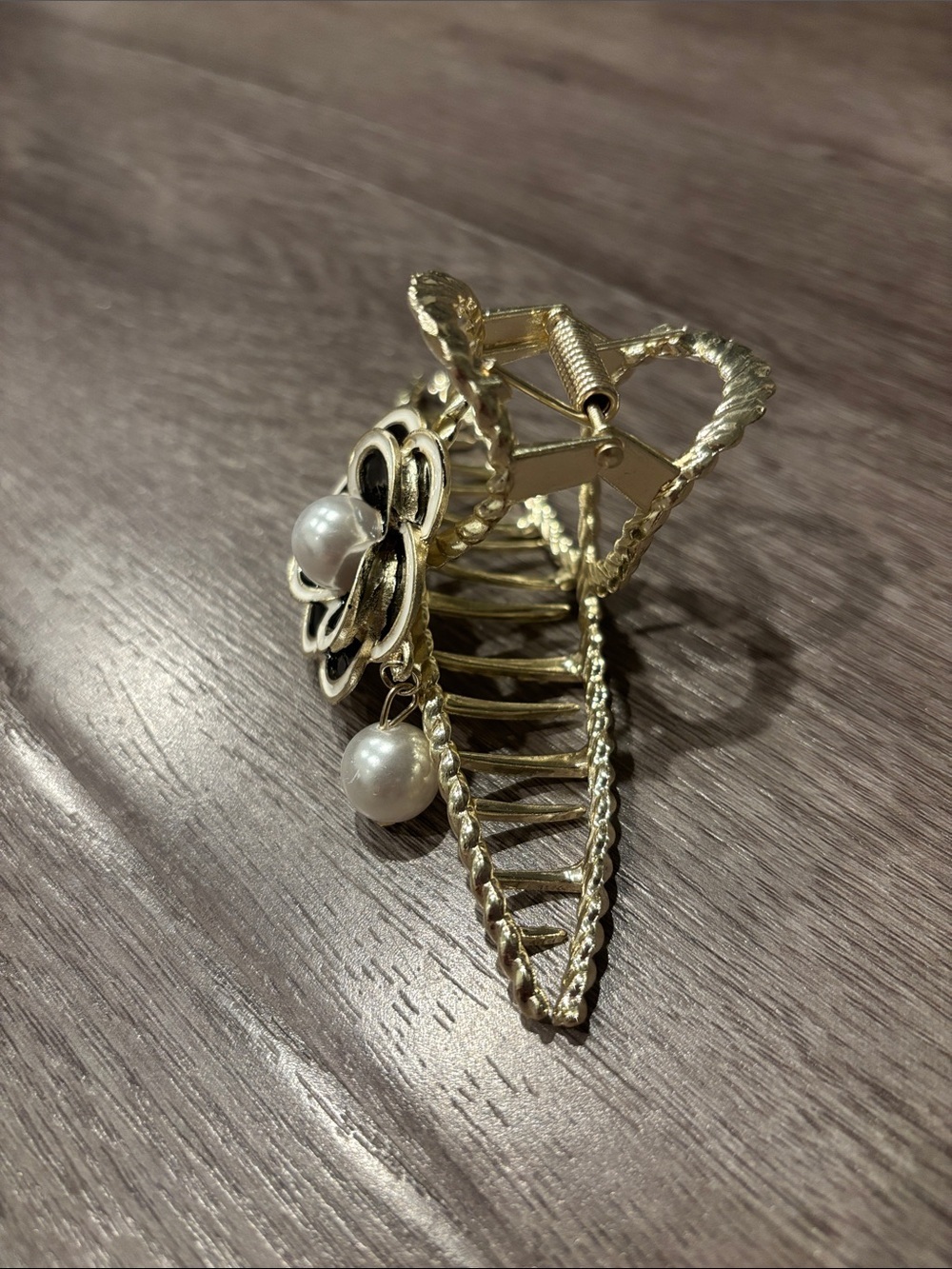 NWT Black & Gold Camellia Flower Hair Claw Clip with Pearl Accent - Picture 3 of 5